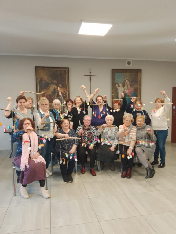 Seniorzy przygotowują ozdoby wielkanocne